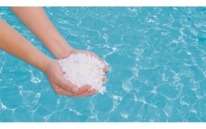 Tratamiento de piscina con productos quimicos